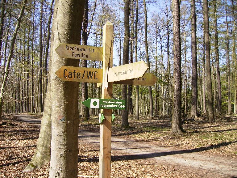 Wegweiser im Tierpark Ivenack bei Stavenhagen